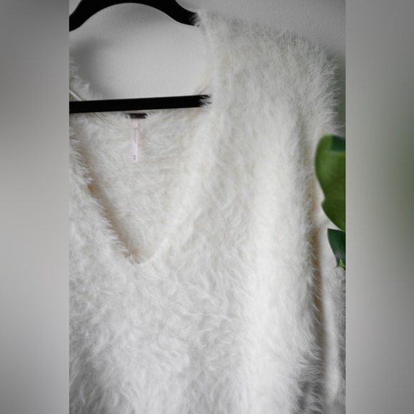 Free People Faux Fur Sweater NWT - Picture 5 of 8